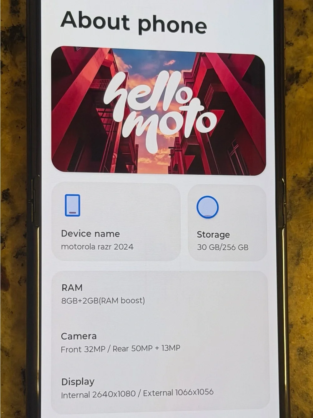 Unlocked Motorola Razr 2024 in koala grey 256gb Smartphone